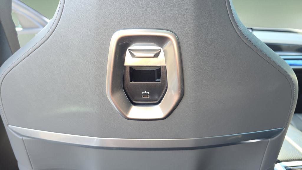 Used 2025 BMW 760i xDrive w/ Premium Package image 33