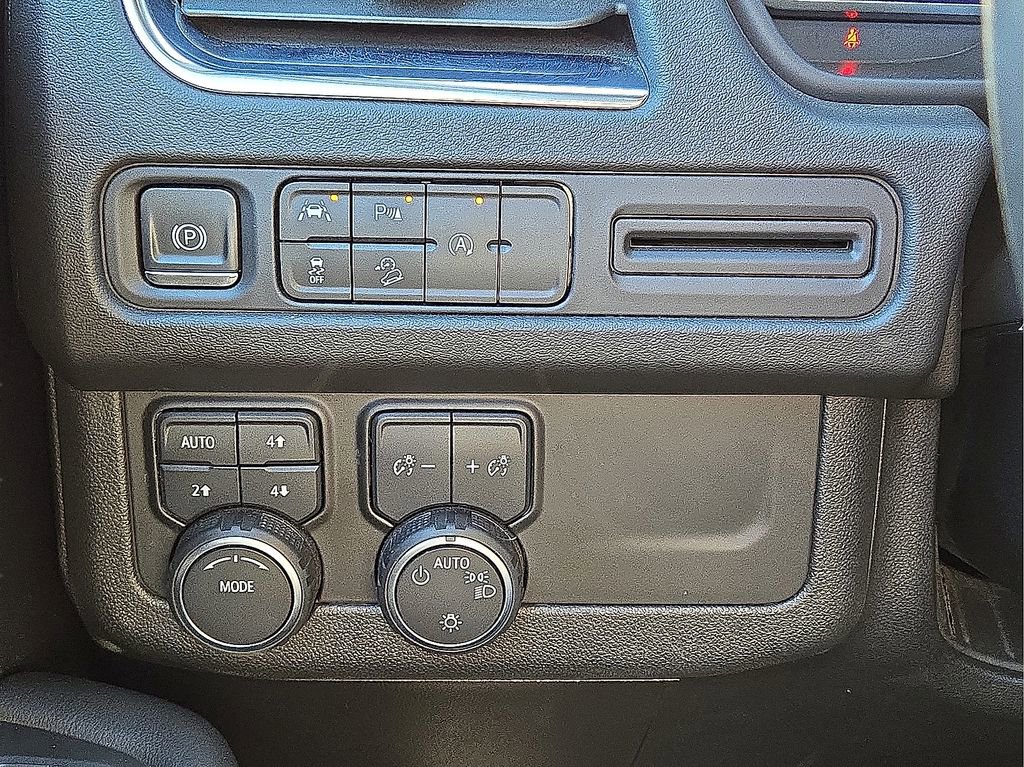 Used 2023 Chevrolet Suburban Premier image 28