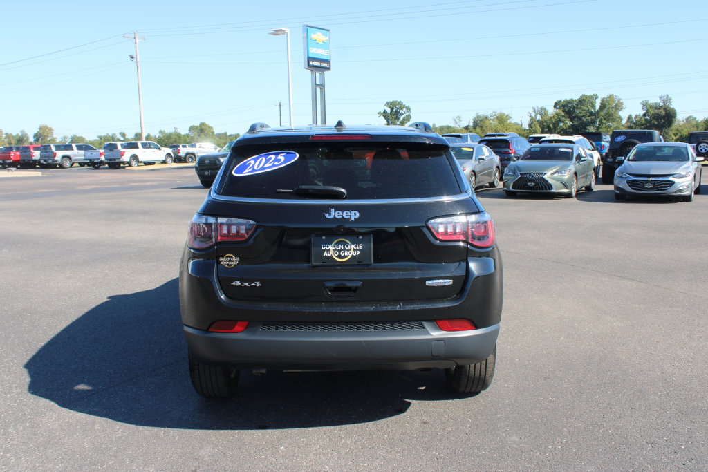 Used 2025 Jeep Compass Latitude AWD/4WD image 8