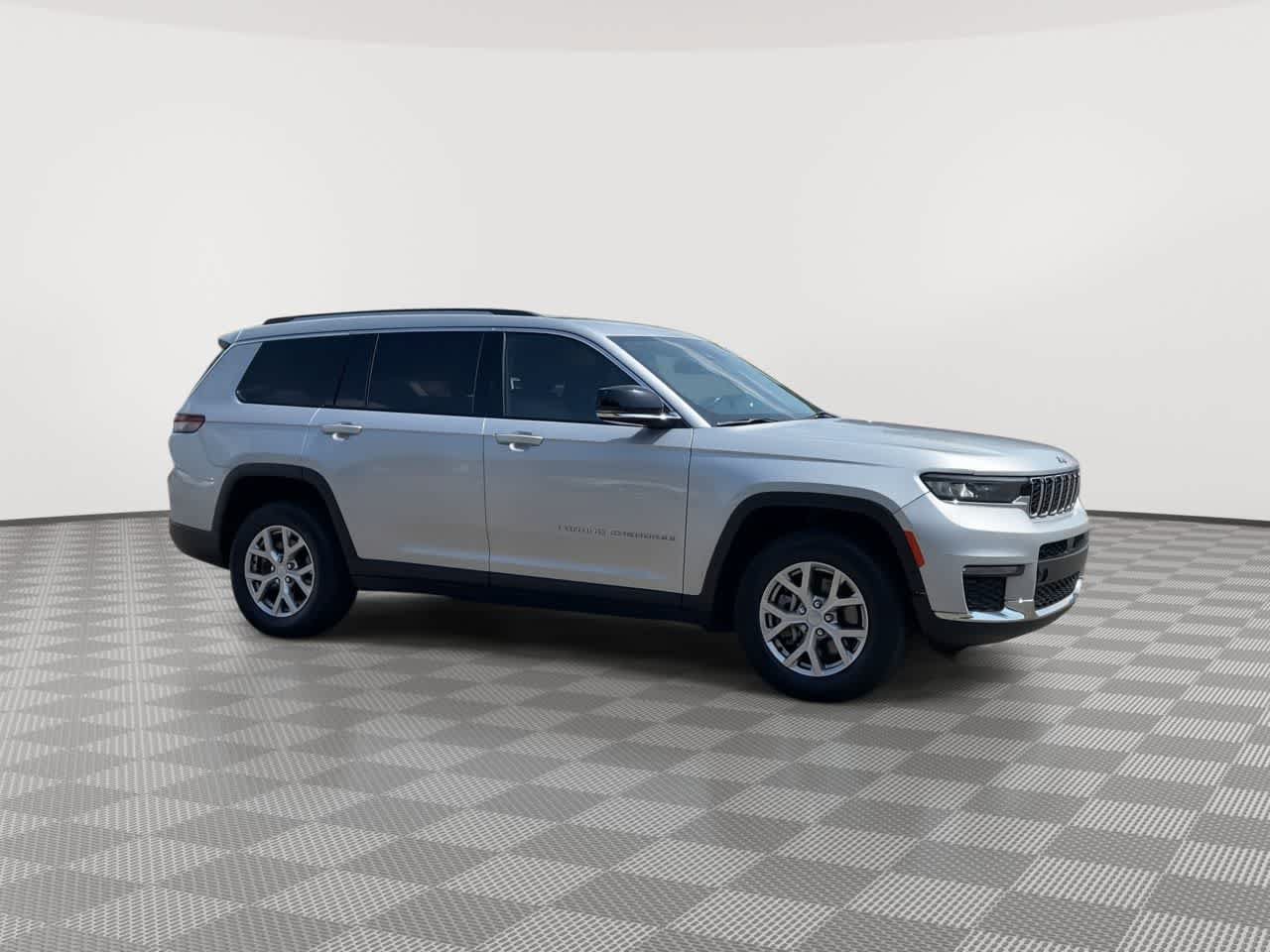 Used 2021 Jeep Grand Cherokee L Limited AWD/4WD image 2