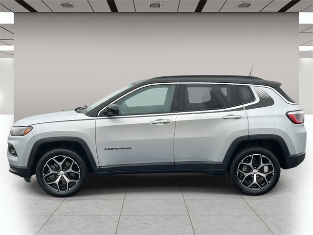 Used 2024 Jeep Compass Limited w/ Mopar Graphics Package image 7