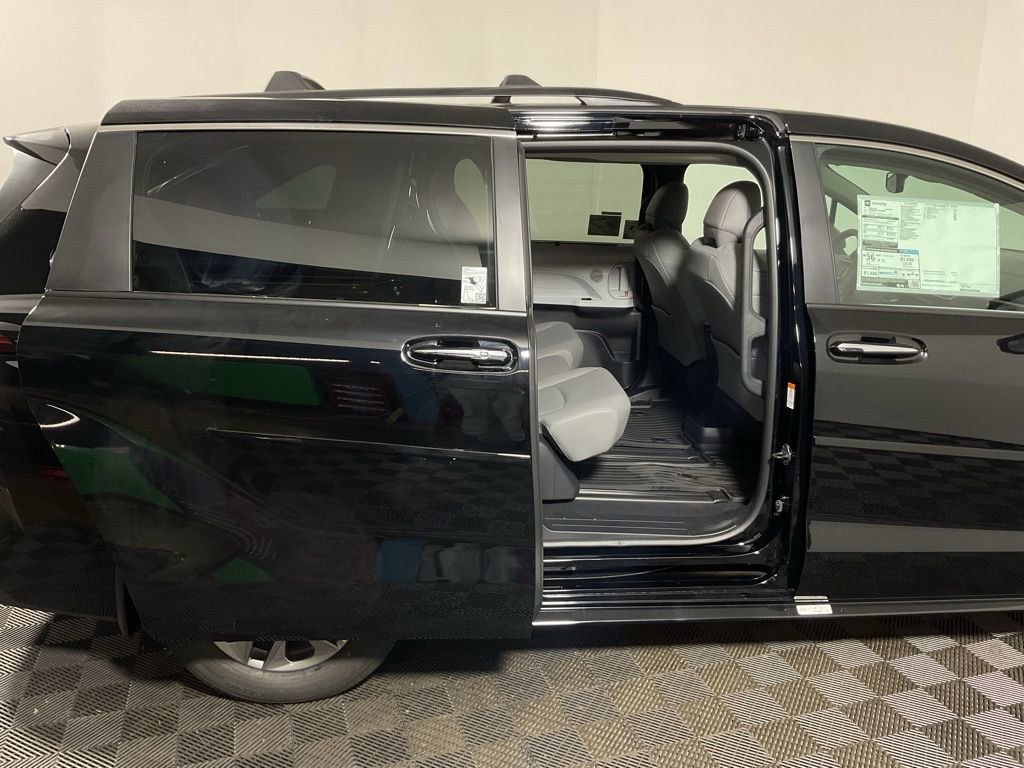 New 2026 Toyota Sienna XLE image 33