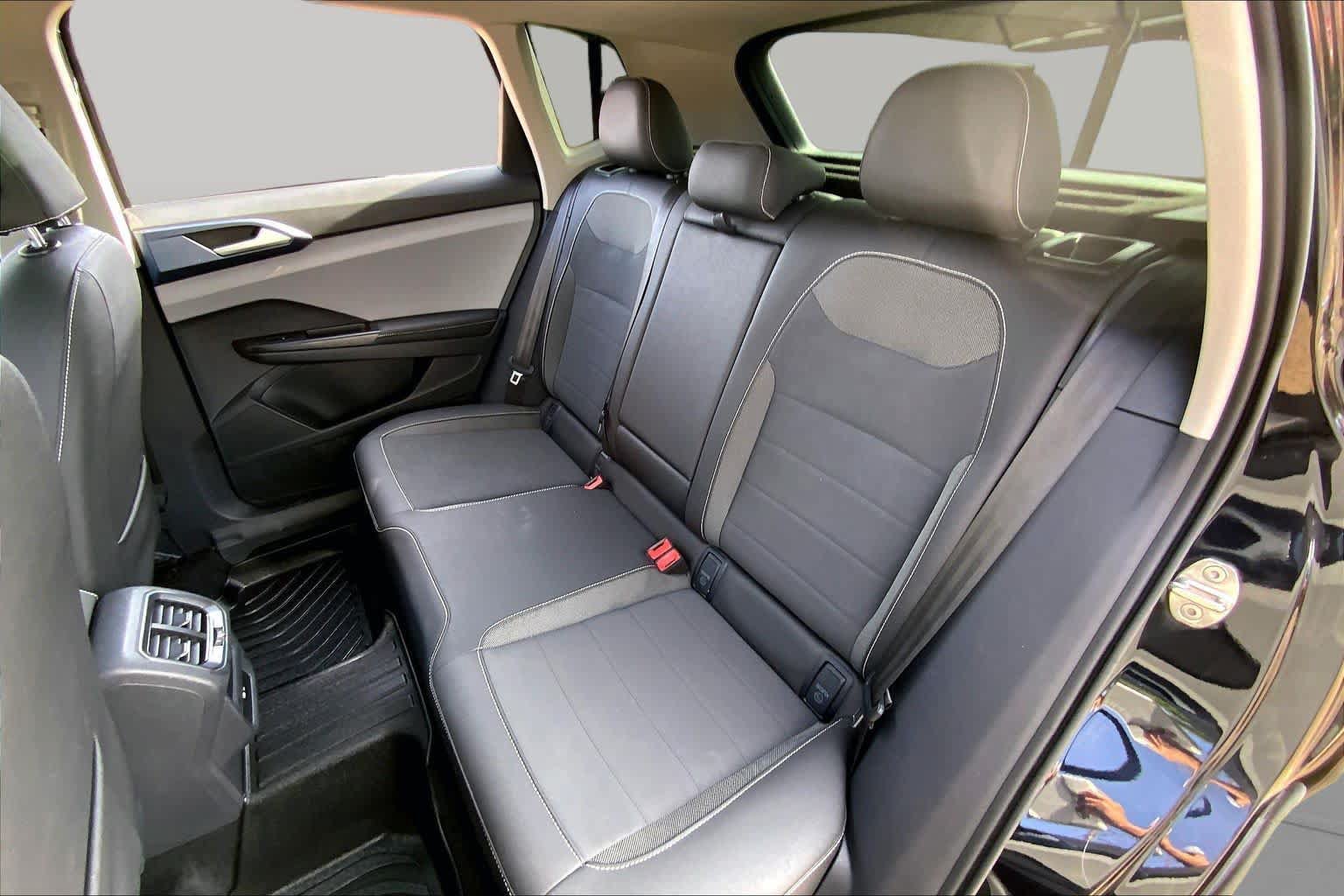 Used 2024 Volkswagen Taos SE w/ Panoramic Sunroof Package FWD image 21