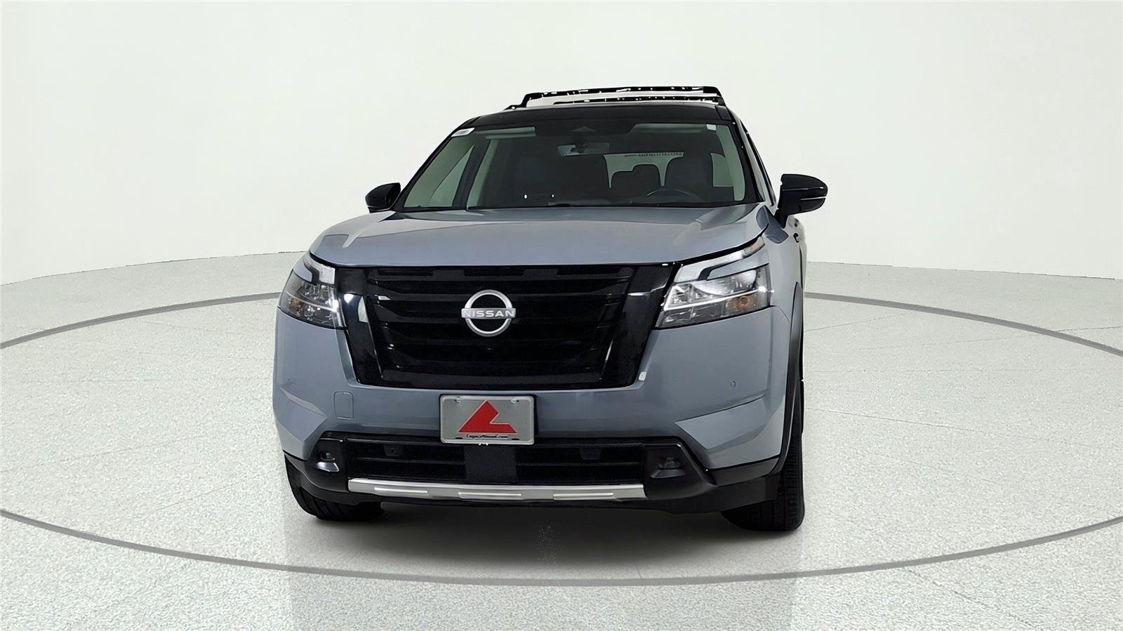 Used 2024 Nissan Pathfinder Platinum w/ Black Appearance Package AWD/4WD image 2