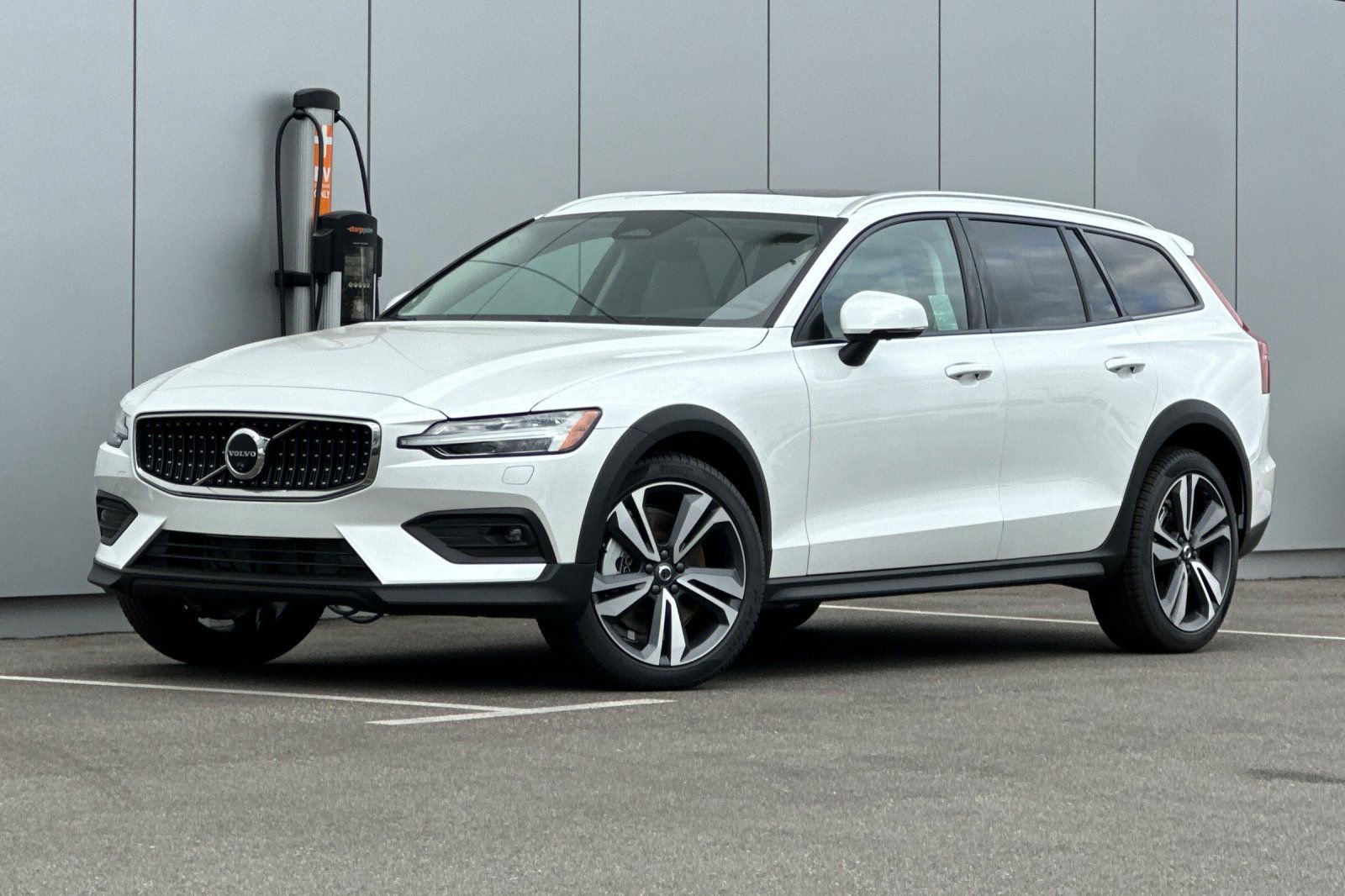 New 2026 Volvo V60 B5 Cross Country Plus w/ Climate Package