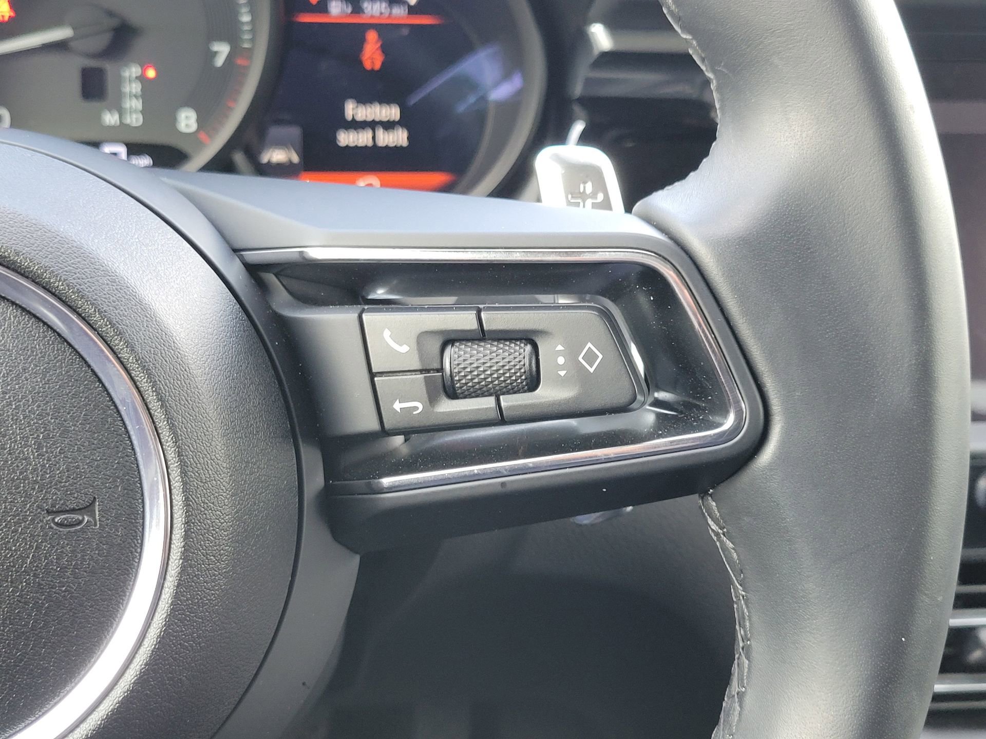 Certified 2025 Porsche Macan image 14