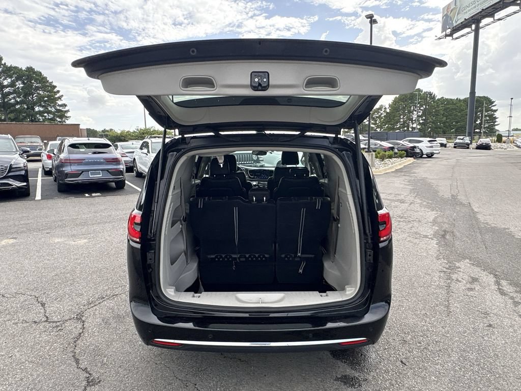 Used 2024 Chrysler Pacifica Touring-L FWD image 29