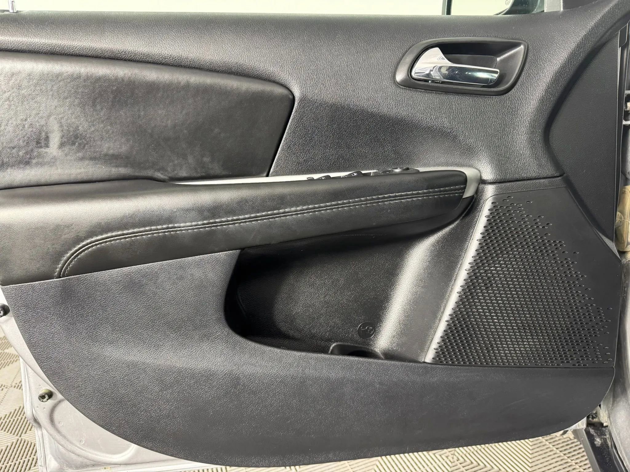 Used 2018 Dodge Journey SXT w/ Blacktop Package image 37