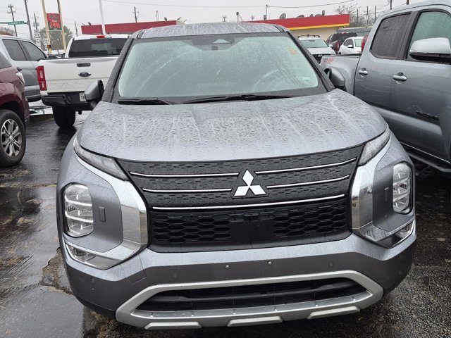 Used 2024 Mitsubishi Outlander SE image 2