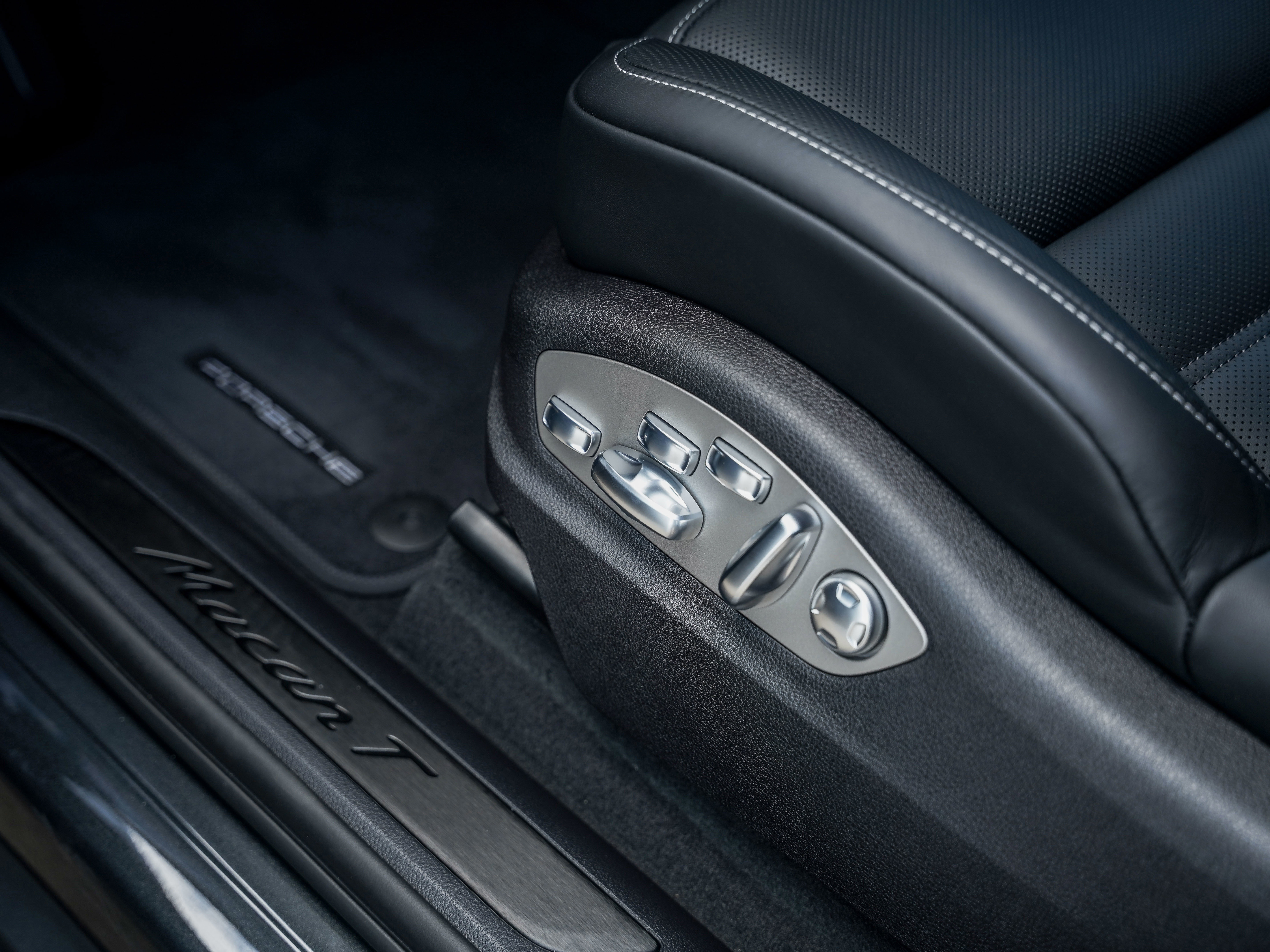 New 2026 Porsche Macan Turbo image 17