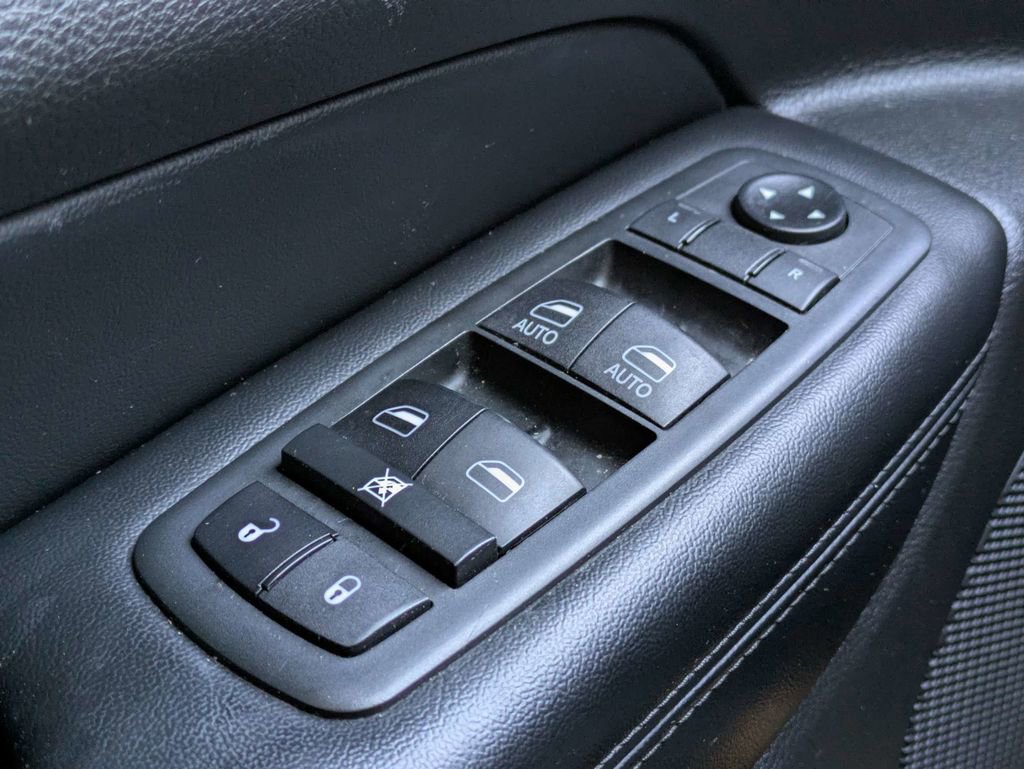 Used 2021 Jeep Grand Cherokee Laredo image 30