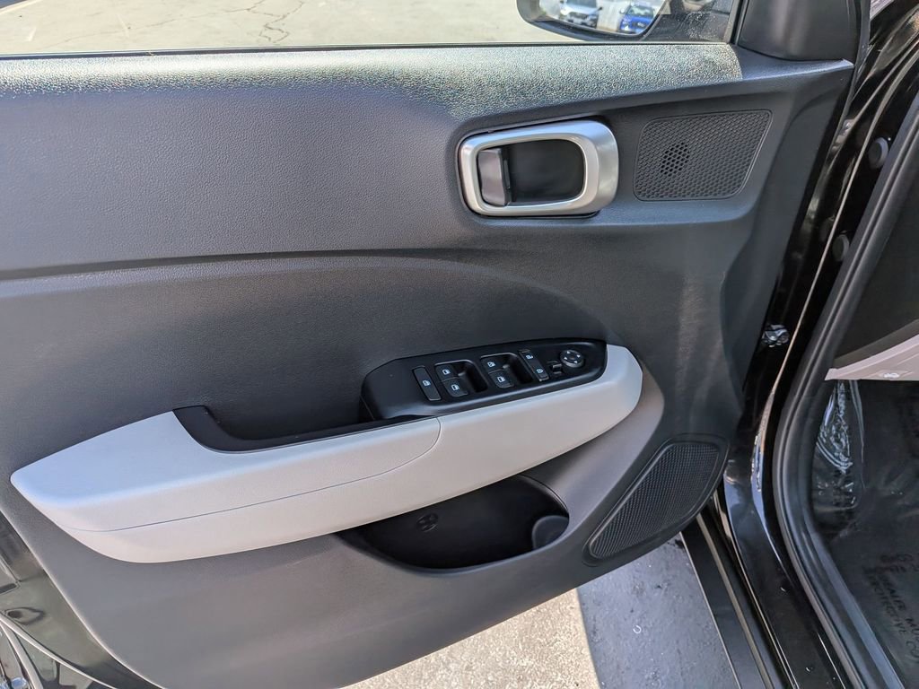 Used 2025 Hyundai Venue SEL image 11