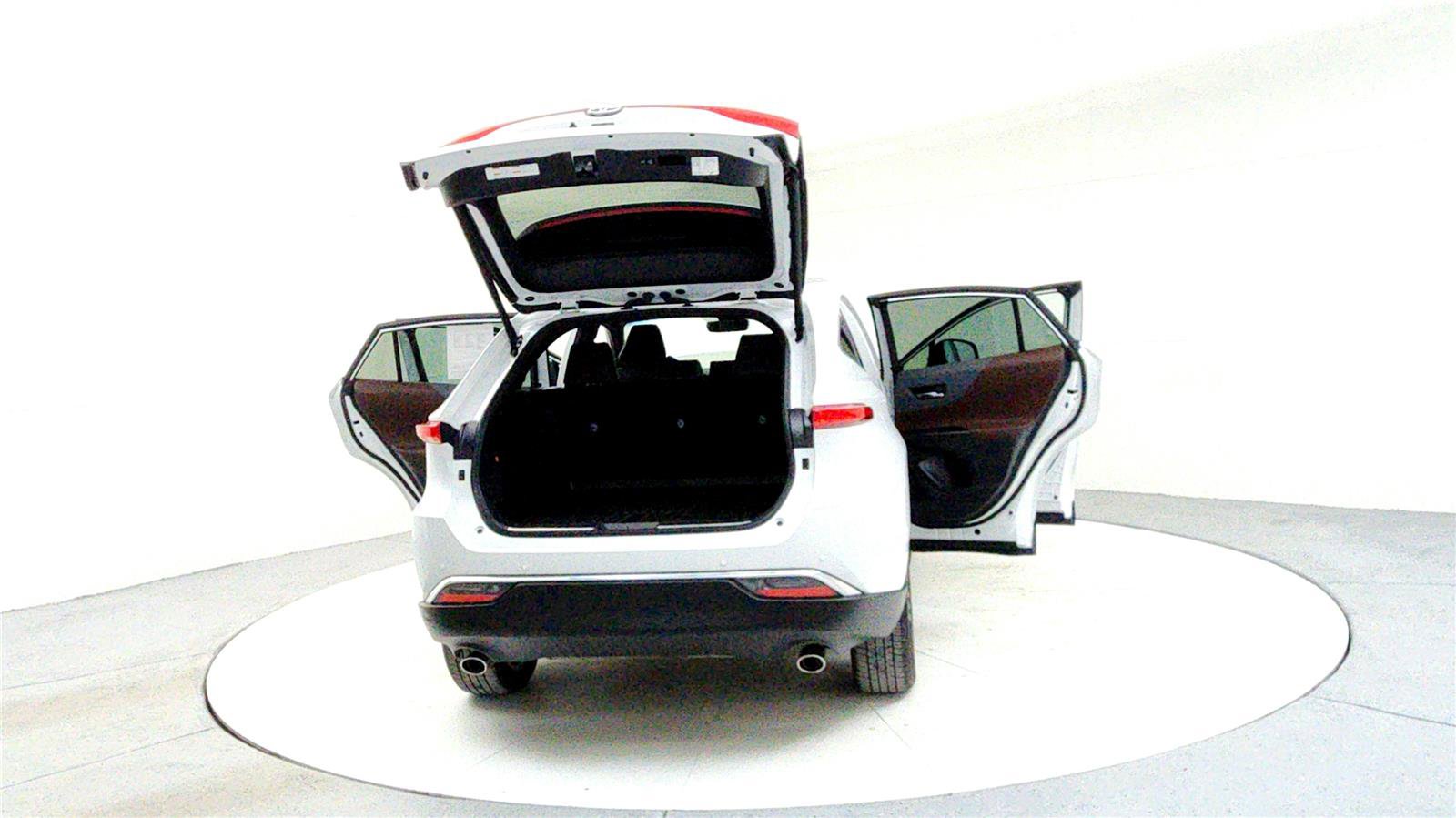 Used 2024 Toyota Venza XLE image 11