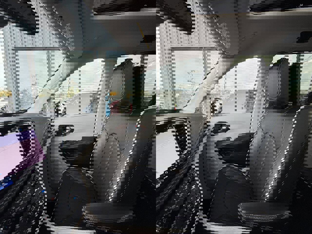 Used 2022 Chrysler Pacifica Limited w/ Uconnect Theater Family Group image 27