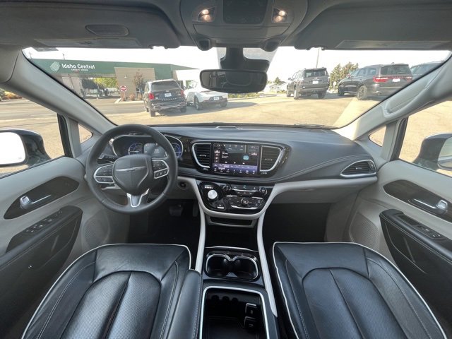 Used 2023 Chrysler Pacifica Limited image 36