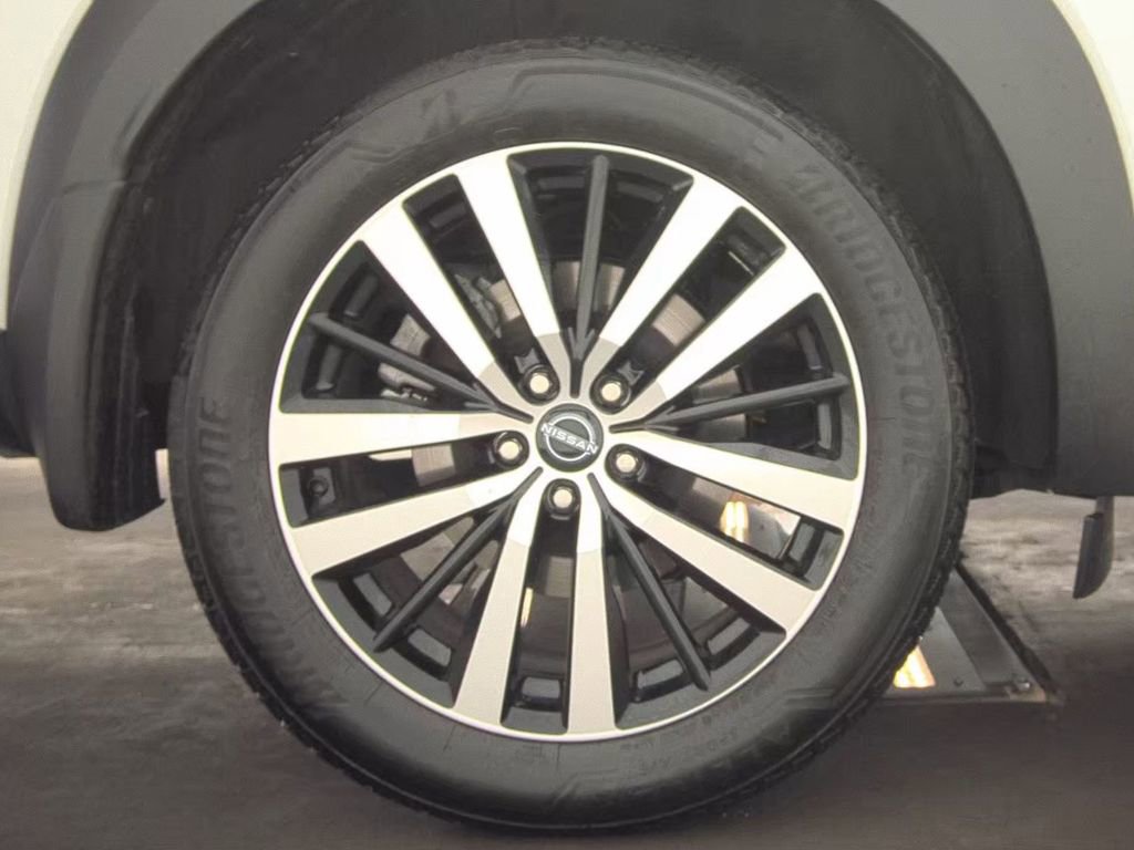 Used 2025 Nissan Pathfinder Platinum FWD image 6