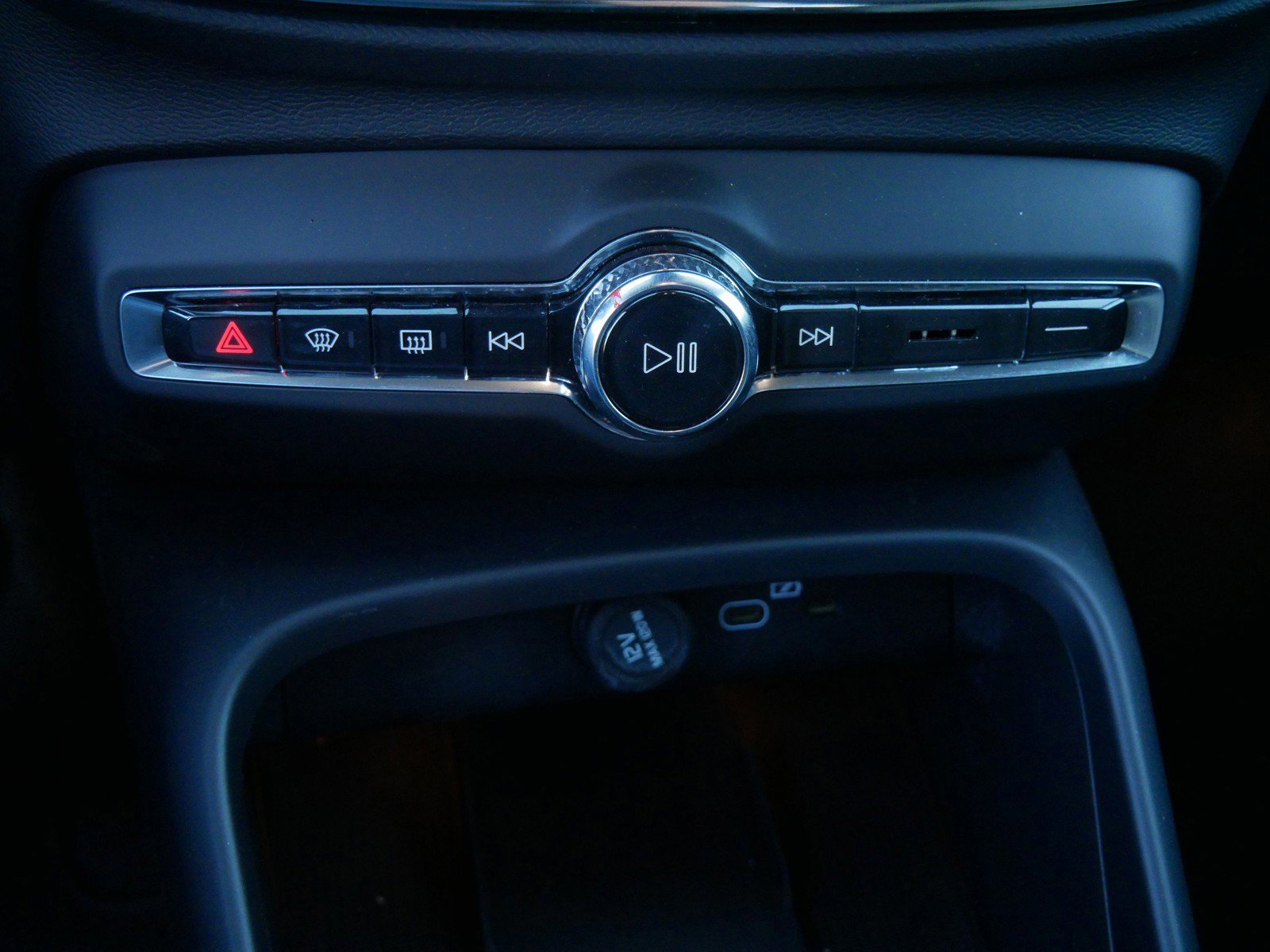 Used 2025 Volvo XC40 B5 Plus image 18