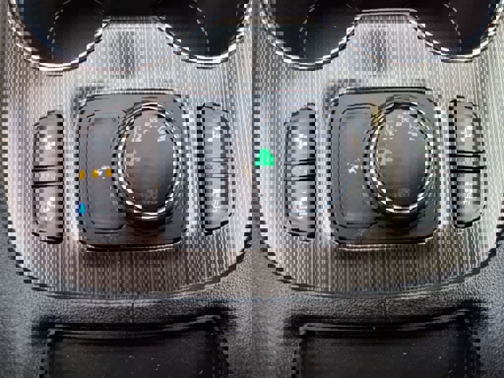 Used 2022 GMC Acadia SLT w/ Technology Package image 21