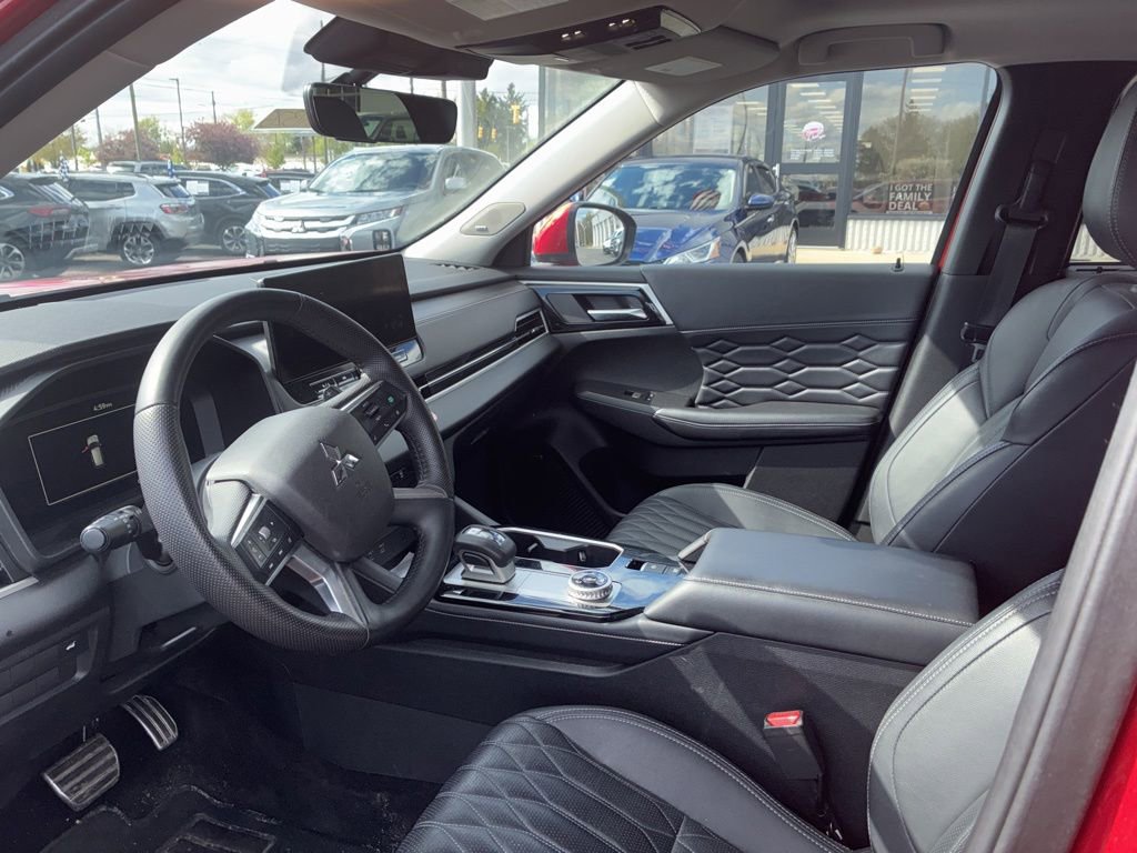 Used 2025 Mitsubishi Outlander AWD image 10