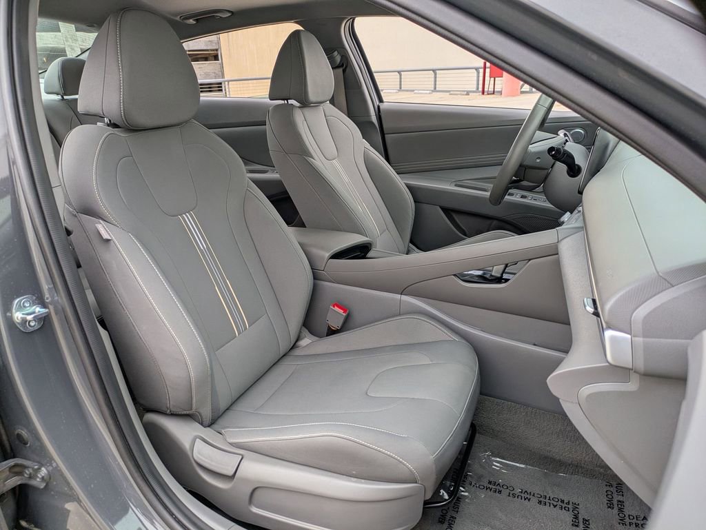 Used 2025 Hyundai Elantra SEL FWD image 28