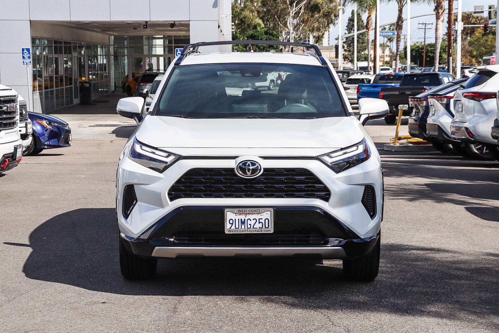 Used 2025 Toyota RAV4 SE image 2