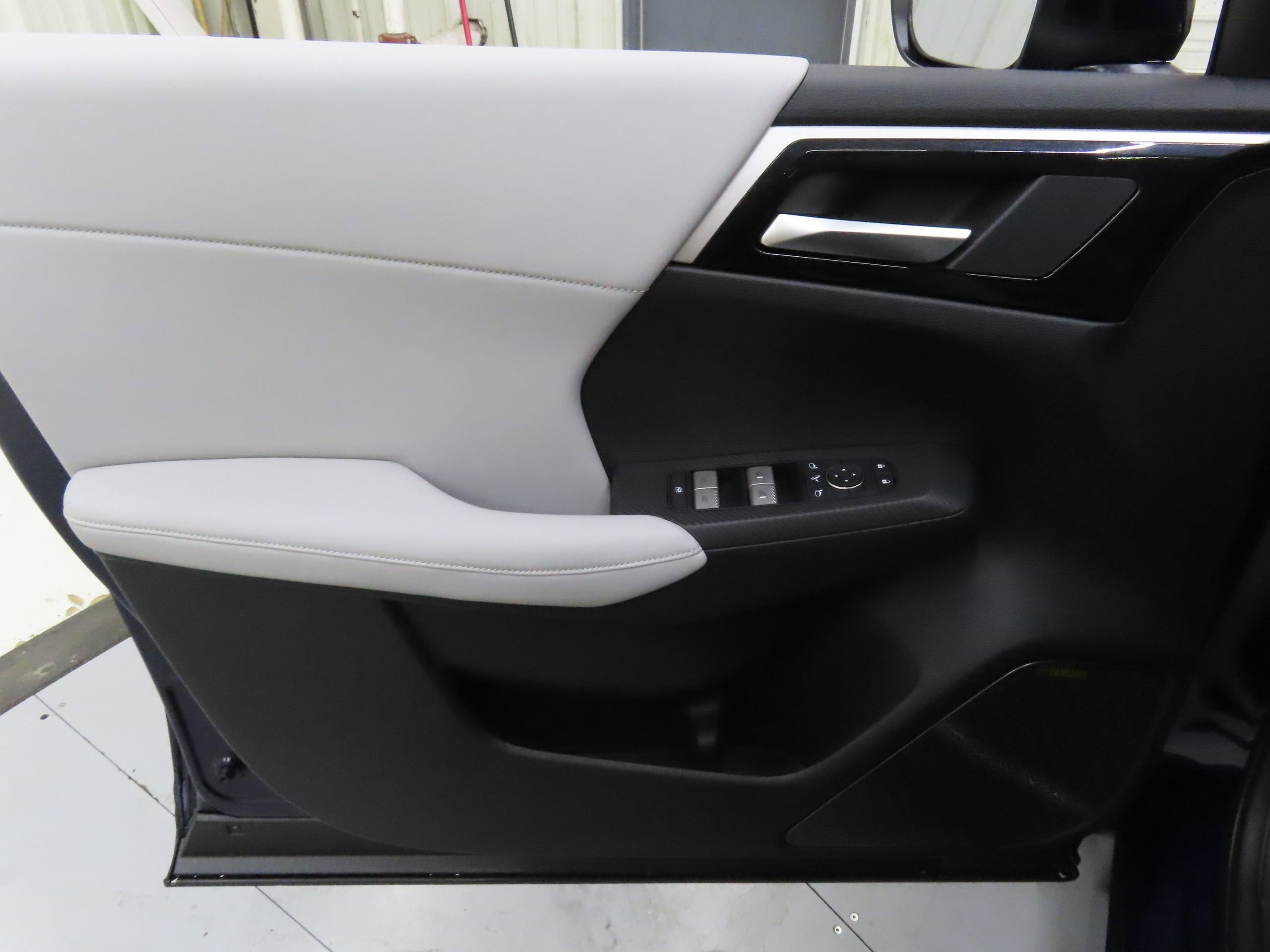 New 2025 Mitsubishi Outlander SE image 9