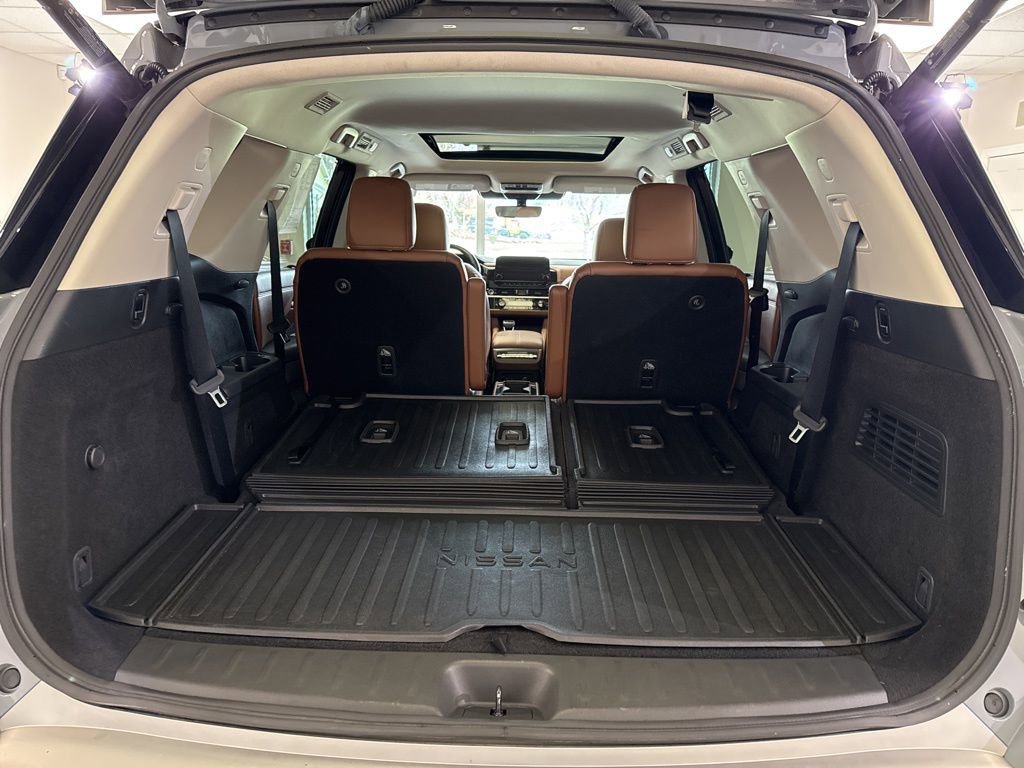 Used 2023 Nissan Pathfinder Platinum image 16
