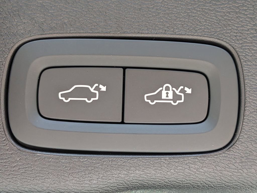 New 2026 Volvo XC60 B5 Ultra w/ Protection Package Premier image 13