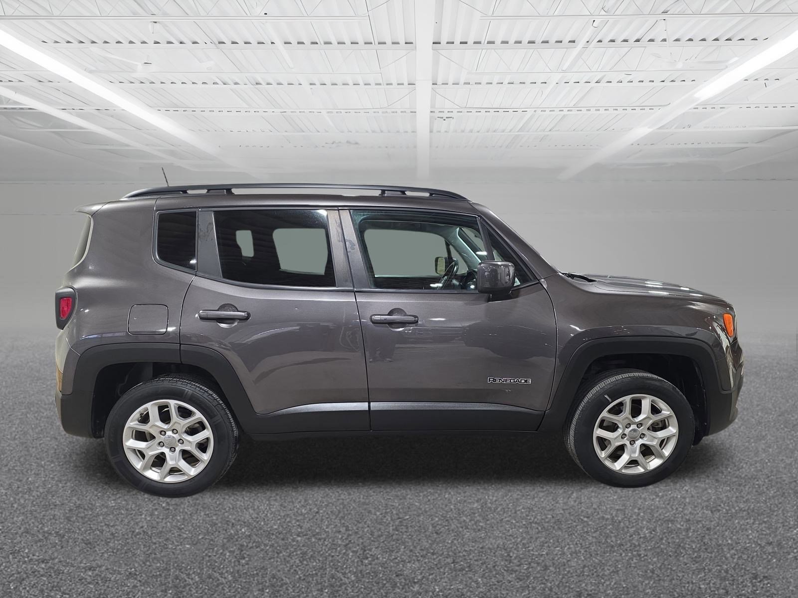 Used 2018 Jeep Renegade Latitude w/ Cold Weather Group image 5