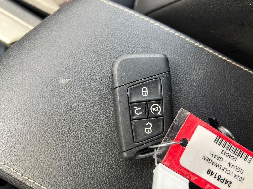 Used 2024 Volkswagen Tiguan SE FWD image 45
