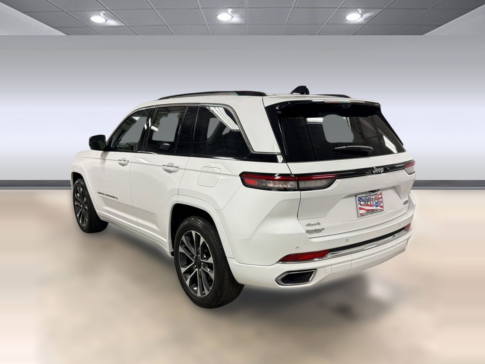 Used 2023 Jeep Grand Cherokee Overland w/ Adv Protech Group III AWD/4WD image 3