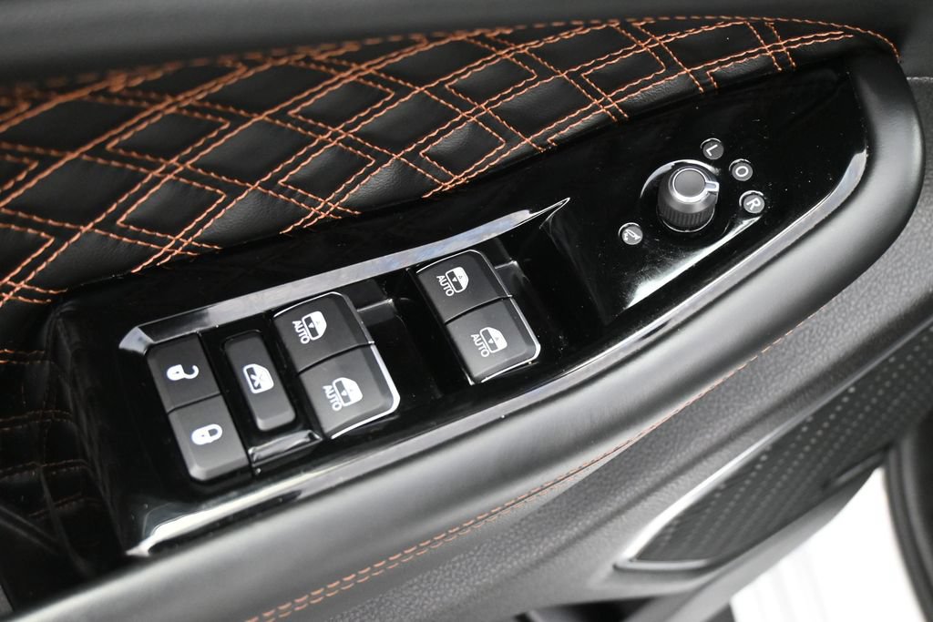 Used 2023 Jeep Grand Cherokee L Summit w/ High Altitude Package AWD/4WD image 4