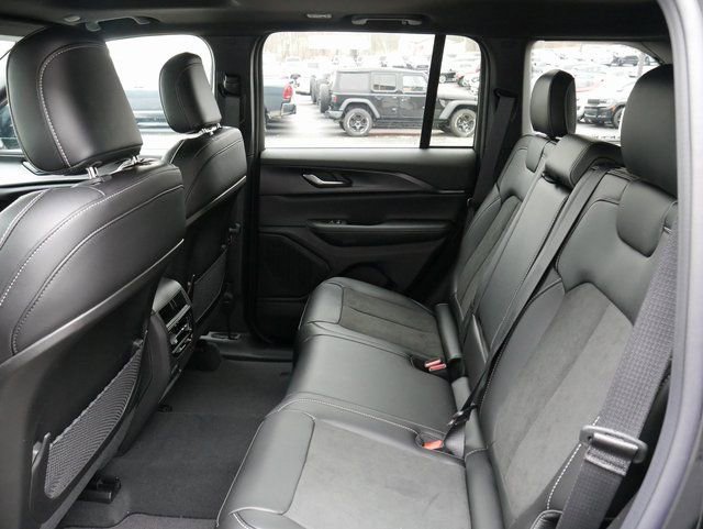 New 2025 Jeep Grand Cherokee Altitude image 19