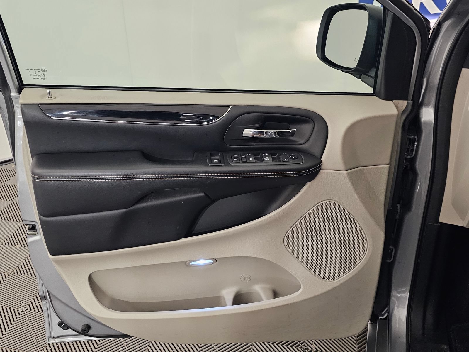 Used 2019 Dodge Grand Caravan SXT FWD image 2
