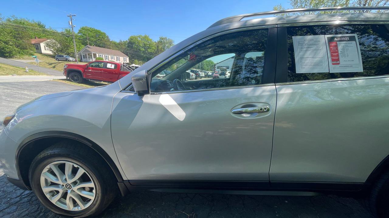 Used 2018 Nissan Rogue SV w/ Sun & Sound Touring Package image 3