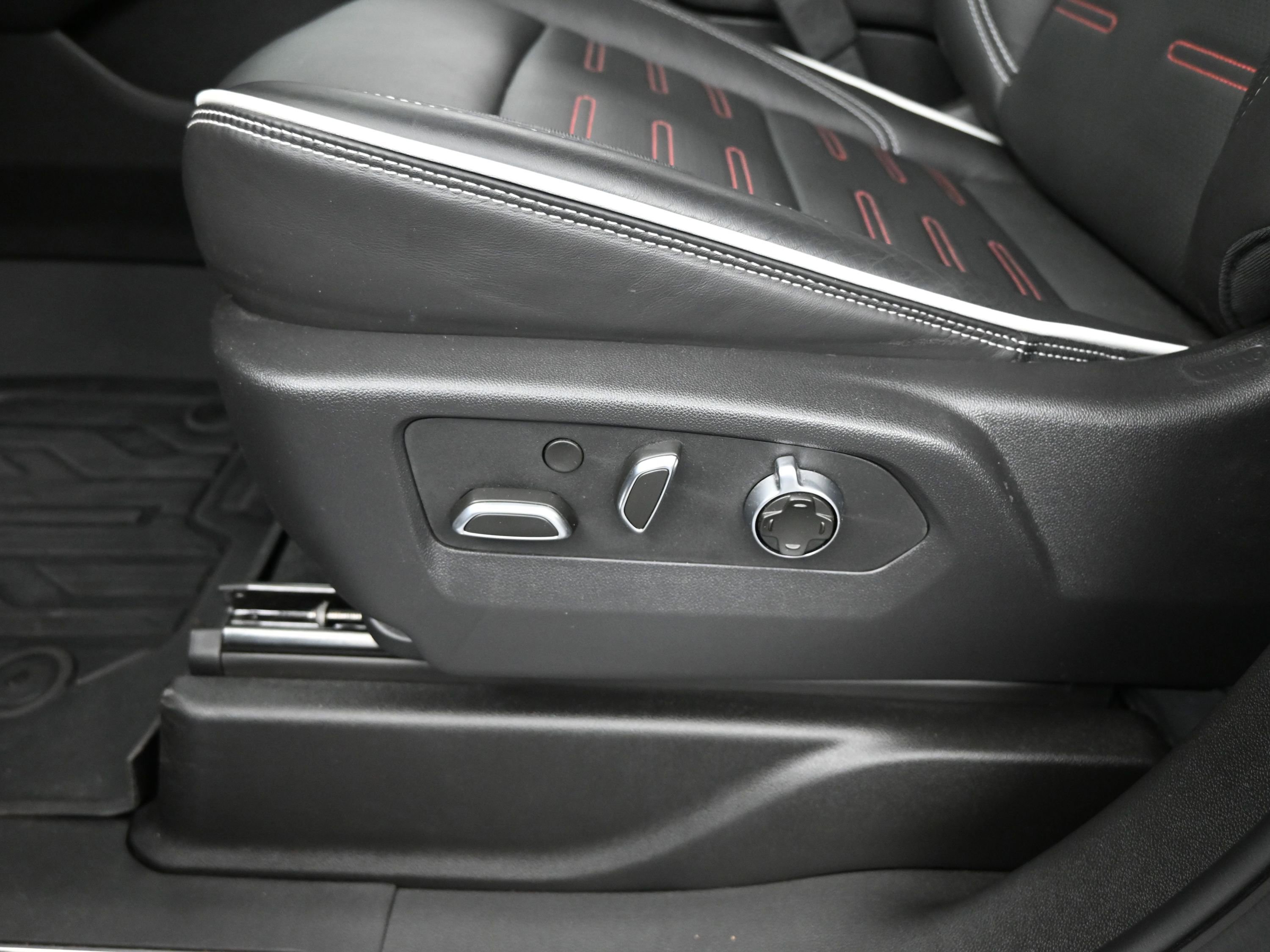 Used 2025 GMC Yukon AT4 Ultimate image 11