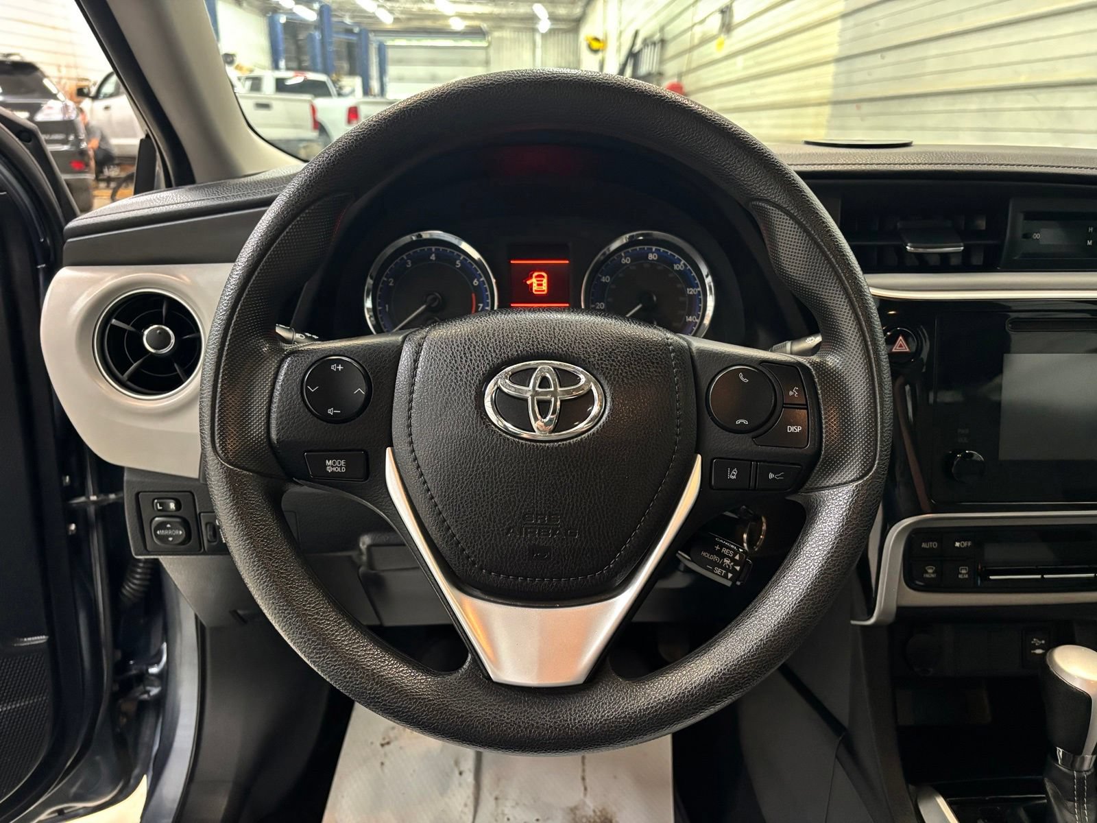 Used 2018 Toyota Corolla LE FWD image 11