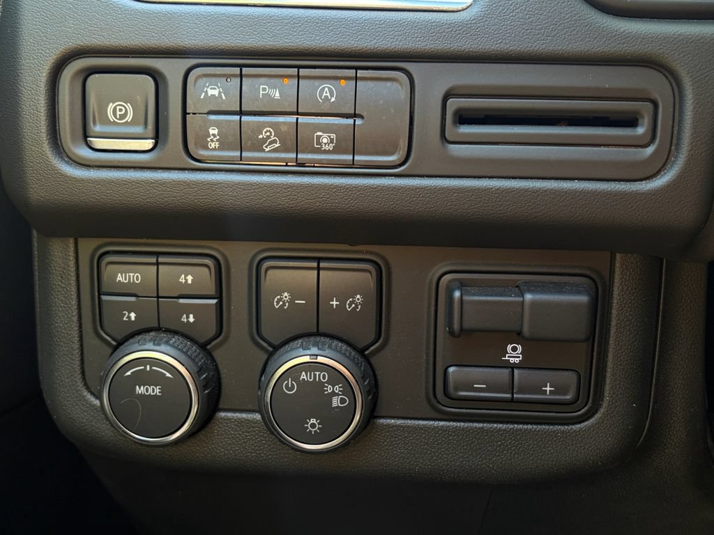 Used 2024 Chevrolet Tahoe Z71 w/ Luxury Package AWD/4WD image 17