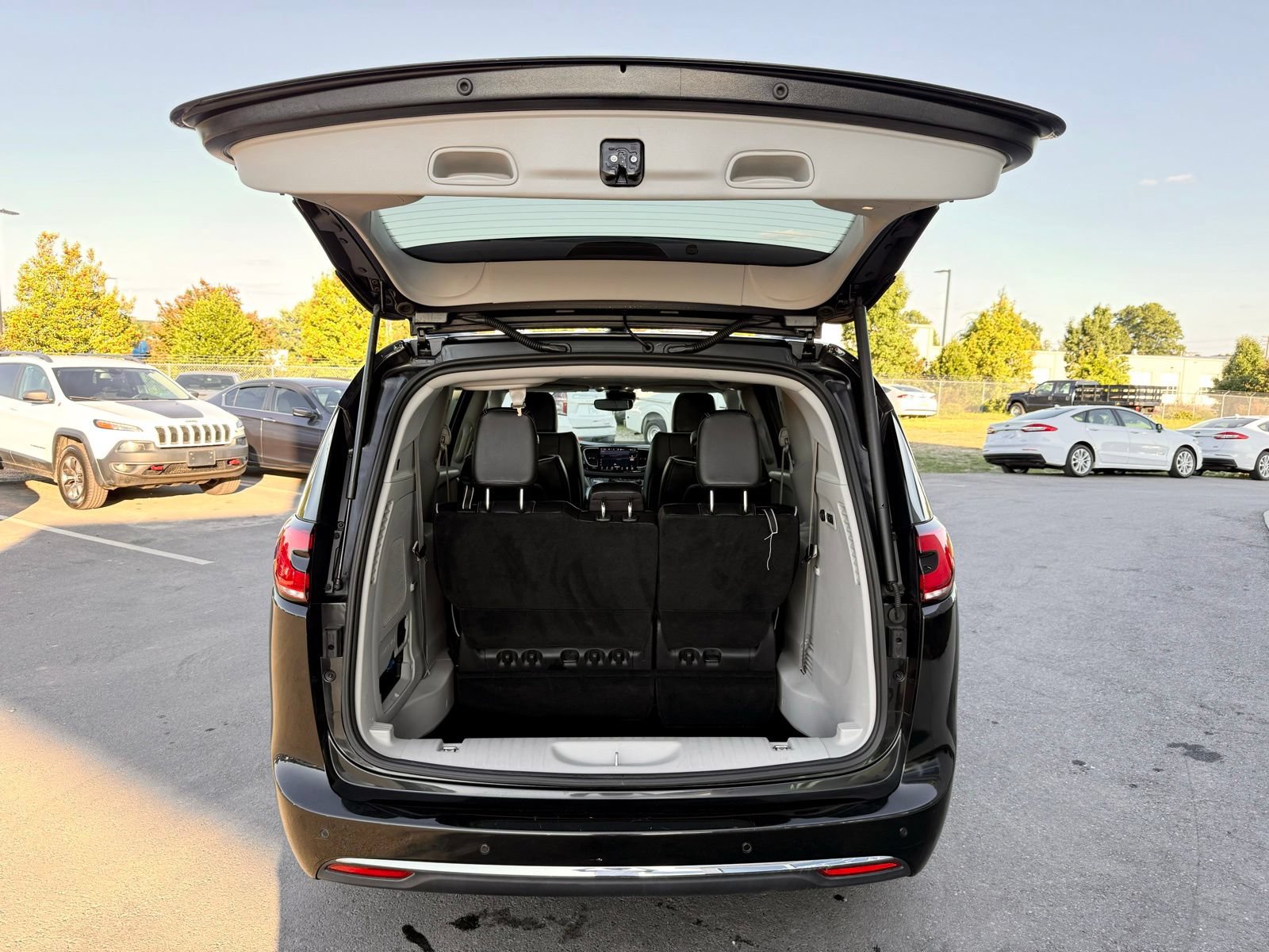 Used 2022 Chrysler Pacifica Limited FWD image 52