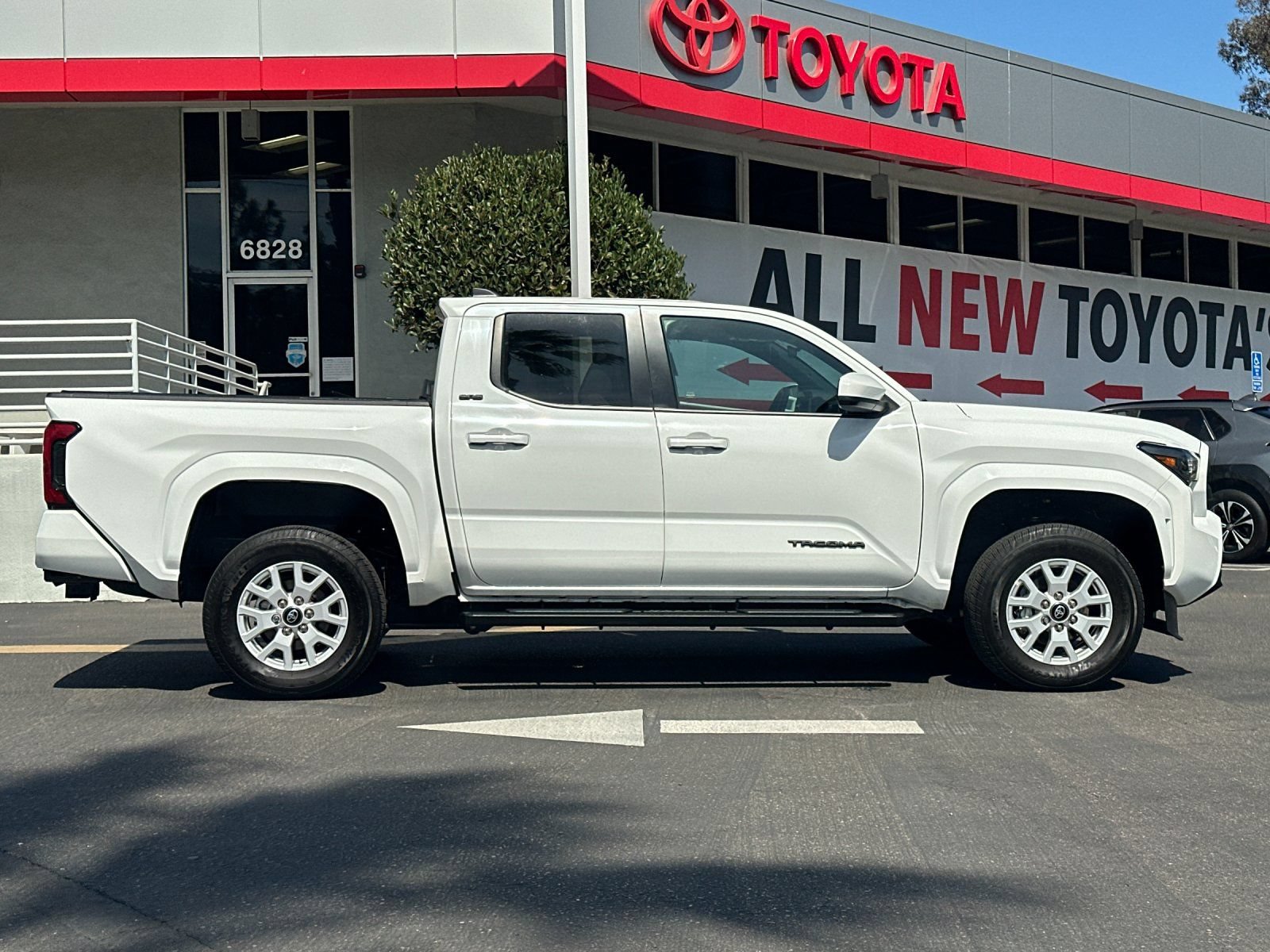 Used 2024 Toyota Tacoma SR5 AWD/4WD image 6