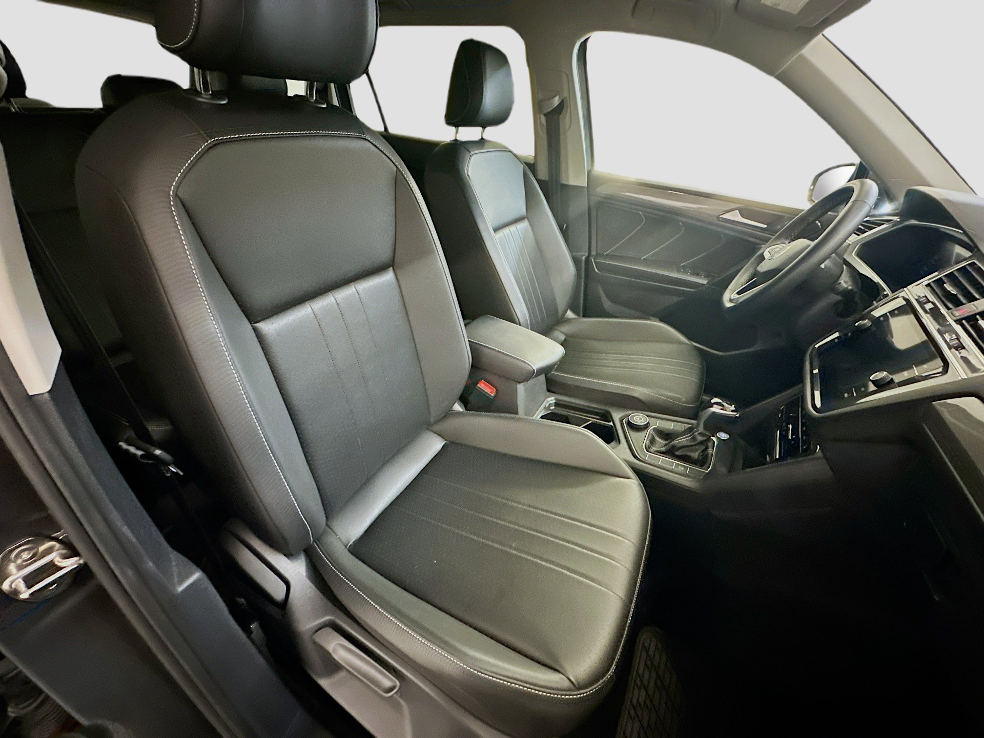 Used 2024 Volkswagen Tiguan SE w/ MDO Package, Two-Row image 33