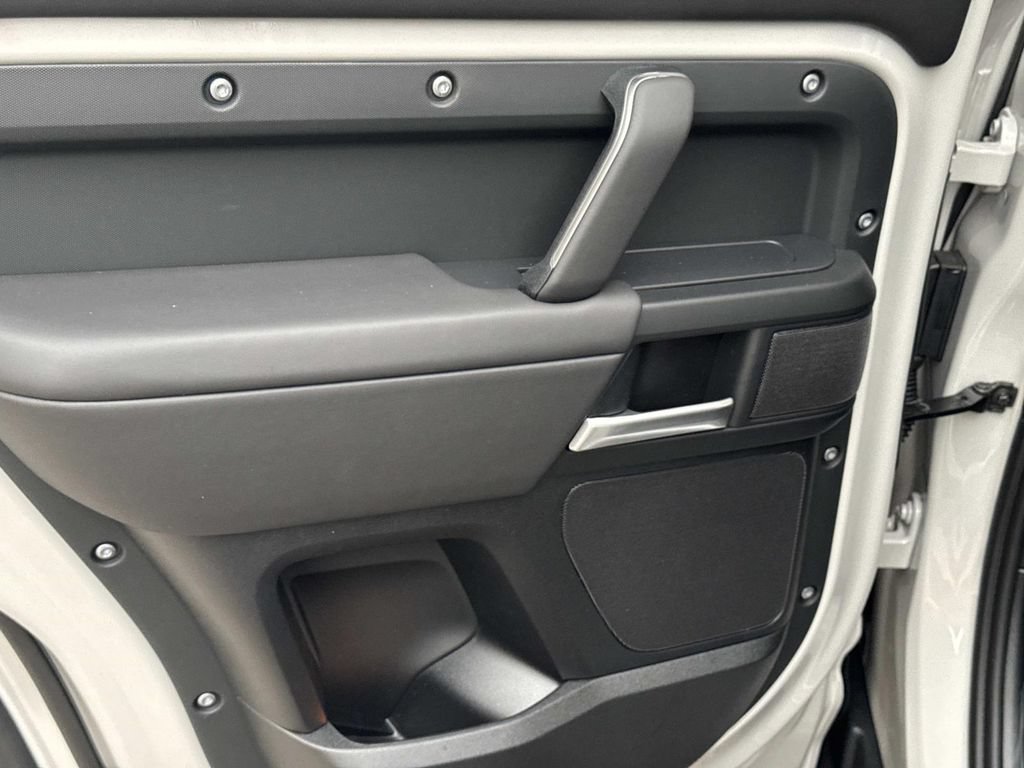 New 2026 Land Rover Defender 110 X-Dynamic SE AWD/4WD image 12