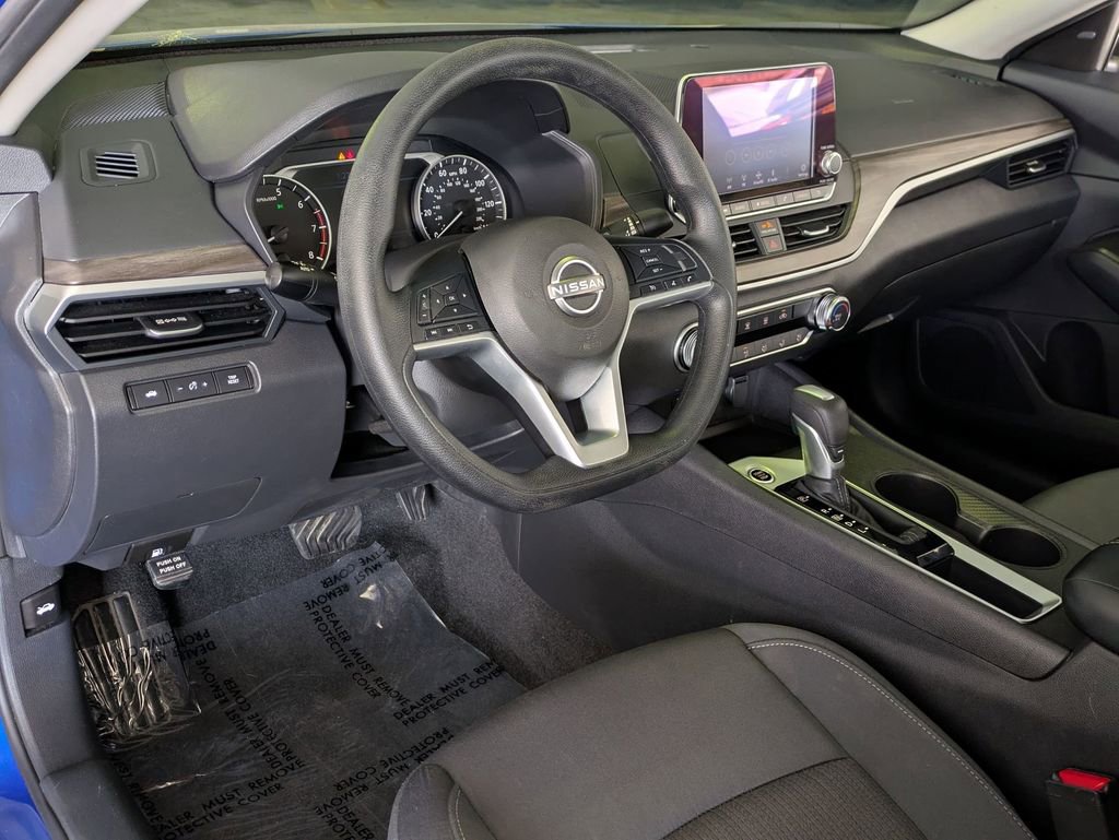 Used 2025 Nissan Altima 2.5 SV FWD image 14