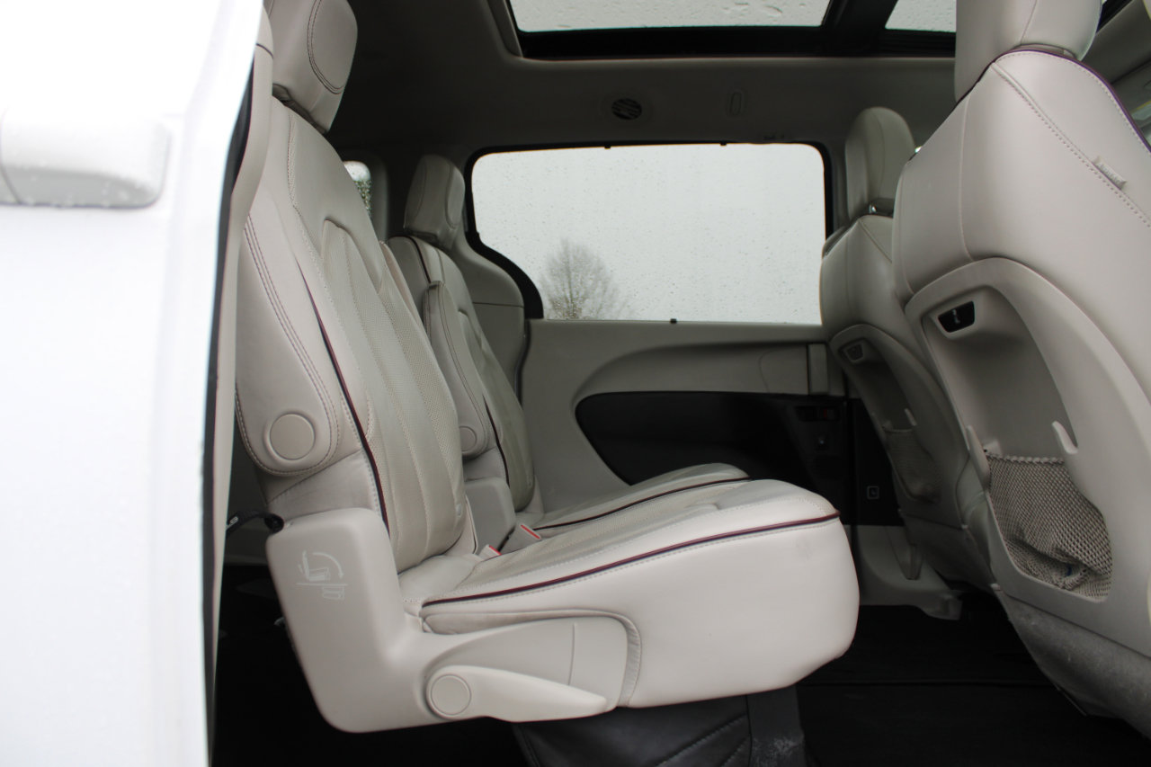 Used 2018 Chrysler Pacifica Limited image 42