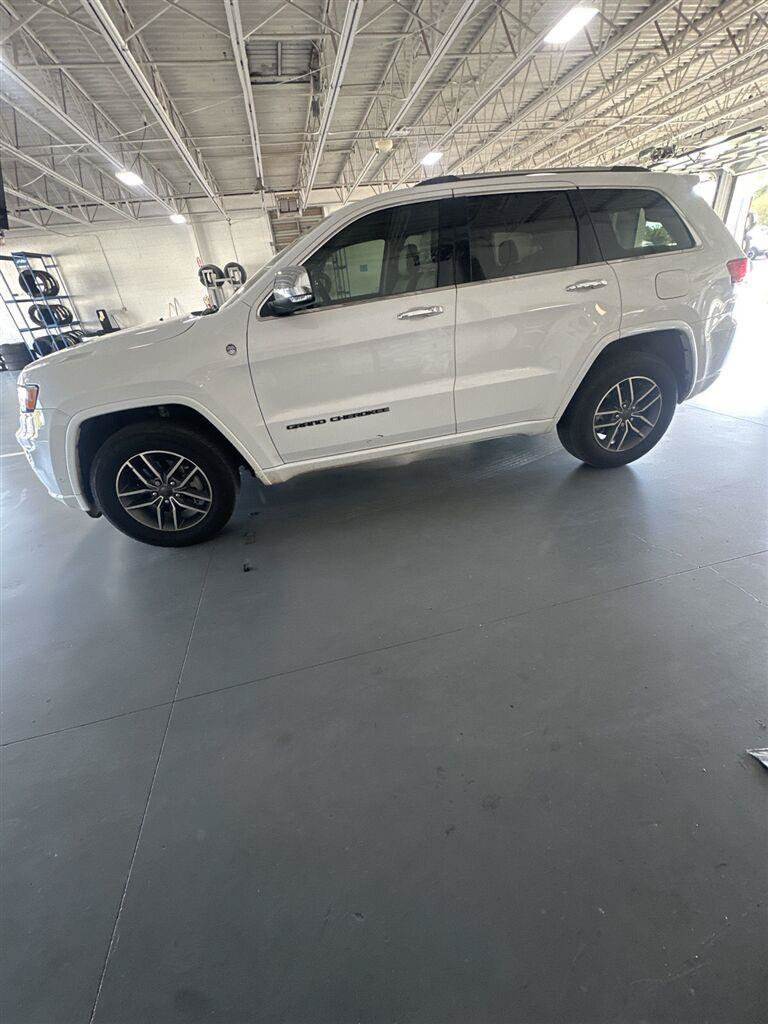 Used 2020 Jeep Grand Cherokee Overland AWD/4WD image 2
