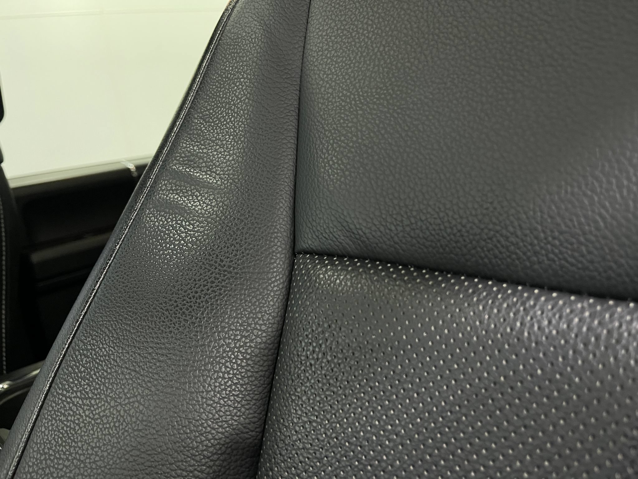 Used 2019 Ford F150 Lariat w/ Equipment Group 502A Luxury AWD/4WD image 18