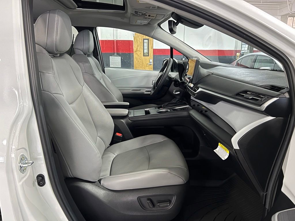 Used 2025 Toyota Sienna XLE w/ XLE Plus Package AWD/4WD image 23