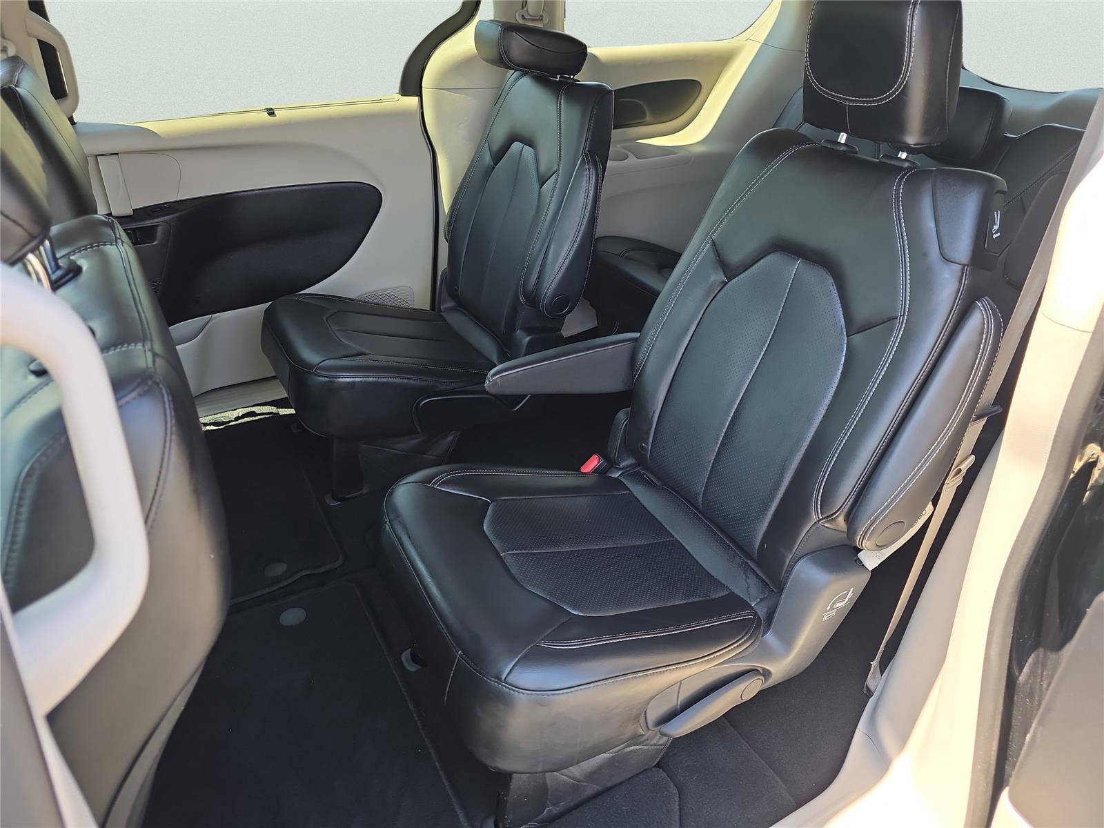 Used 2023 Chrysler Pacifica Touring-L image 30