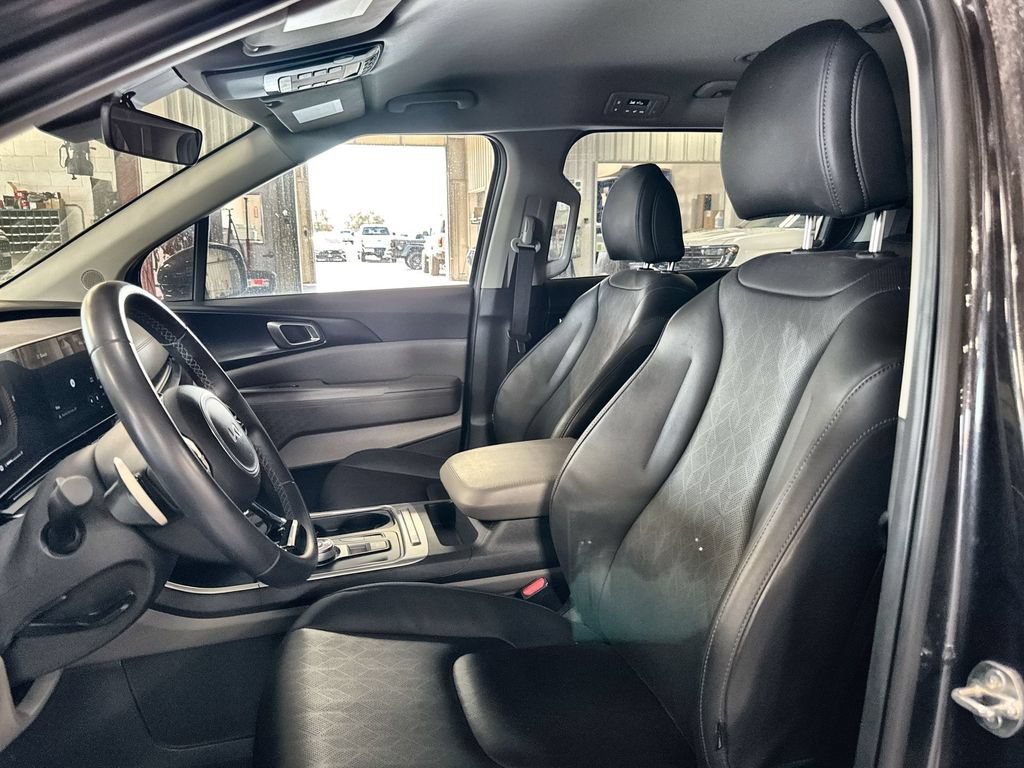 Used 2026 Kia Carnival LXS FWD image 2