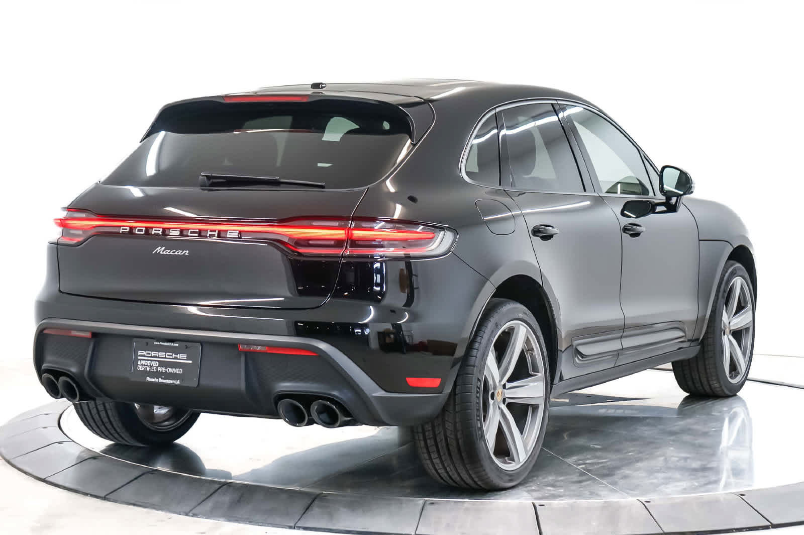 Certified 2025 Porsche Macan AWD/4WD image 9